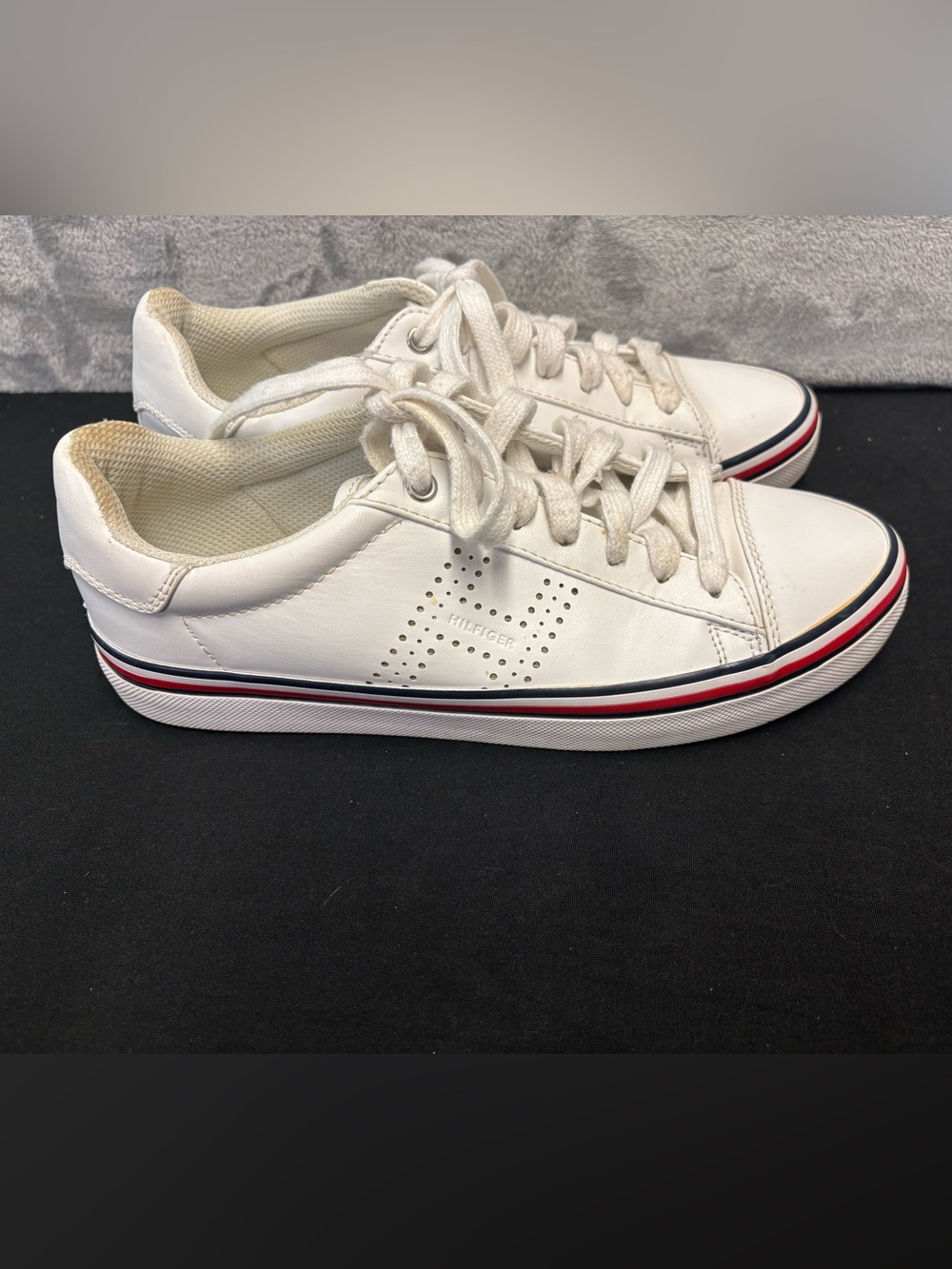 Tommy Hilfiger White Low-Top Sneakers w/Red & Navy Stripe Women’s Size 8.5 EUC